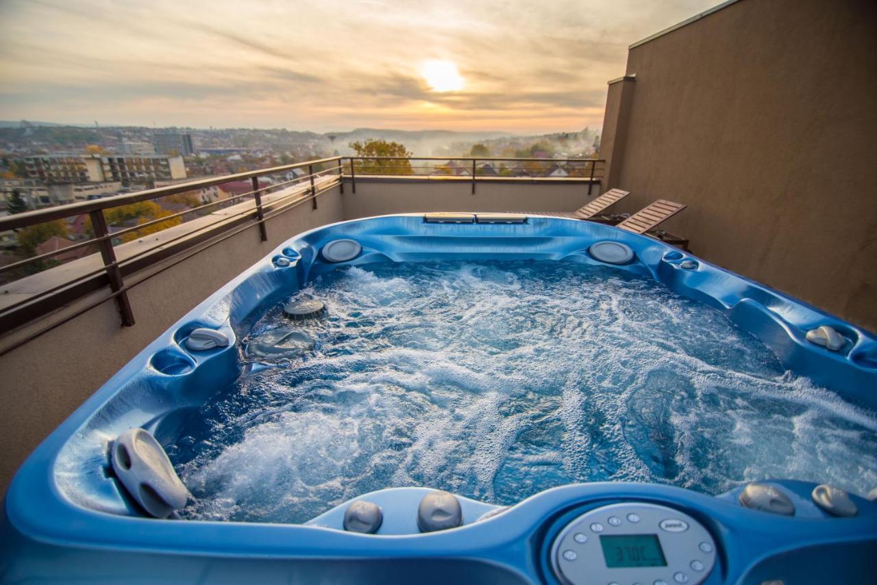 קלוז'-נאפוקה The Aviator Apartment - Jacuzzi & Panoramic View מראה חיצוני תמונה