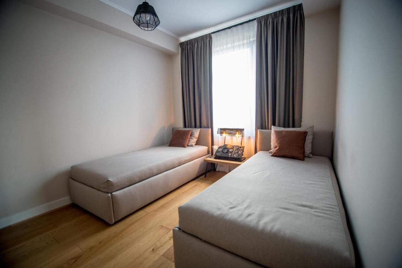 קלוז'-נאפוקה The Aviator Apartment - Jacuzzi & Panoramic View מראה חיצוני תמונה