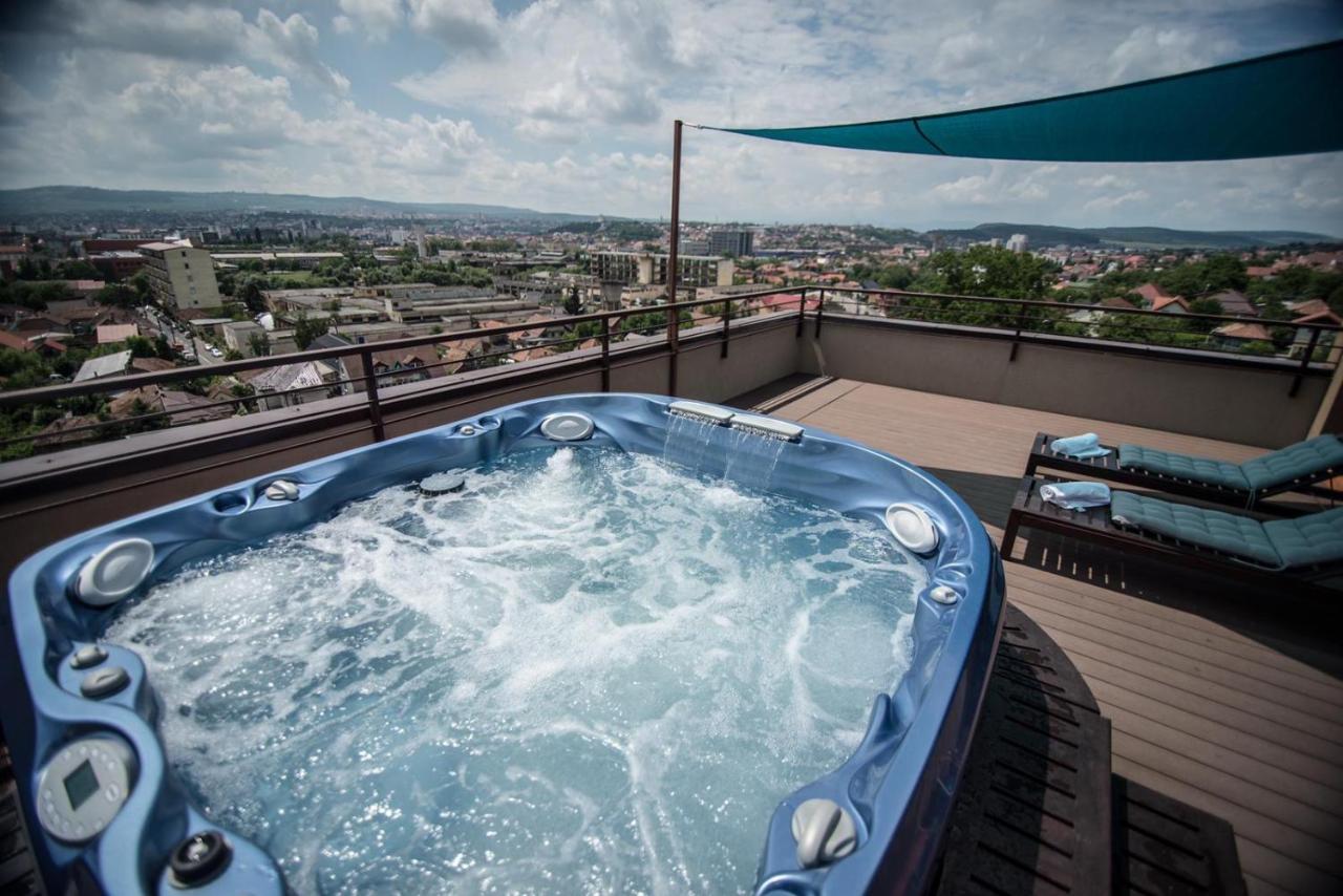 קלוז'-נאפוקה The Aviator Apartment - Jacuzzi & Panoramic View מראה חיצוני תמונה